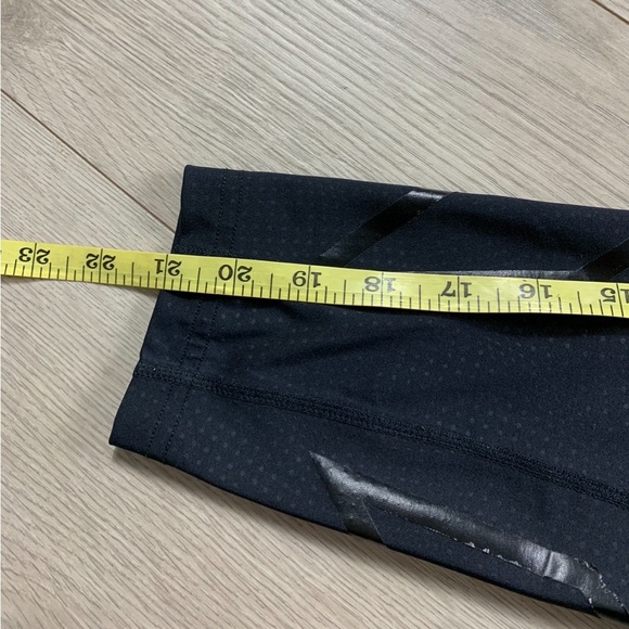 2XU Ignition Black Dotted Compression 7/8 Leggings - Picture 12 of 14